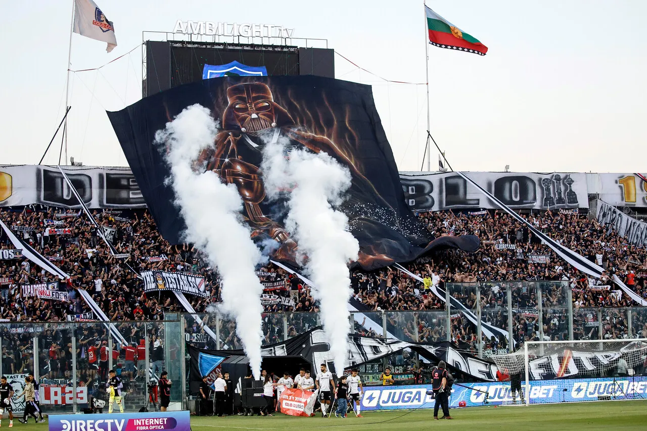 Hinchas de Colo Colo abusaron de la pirotecnia. | Foto: Photosport