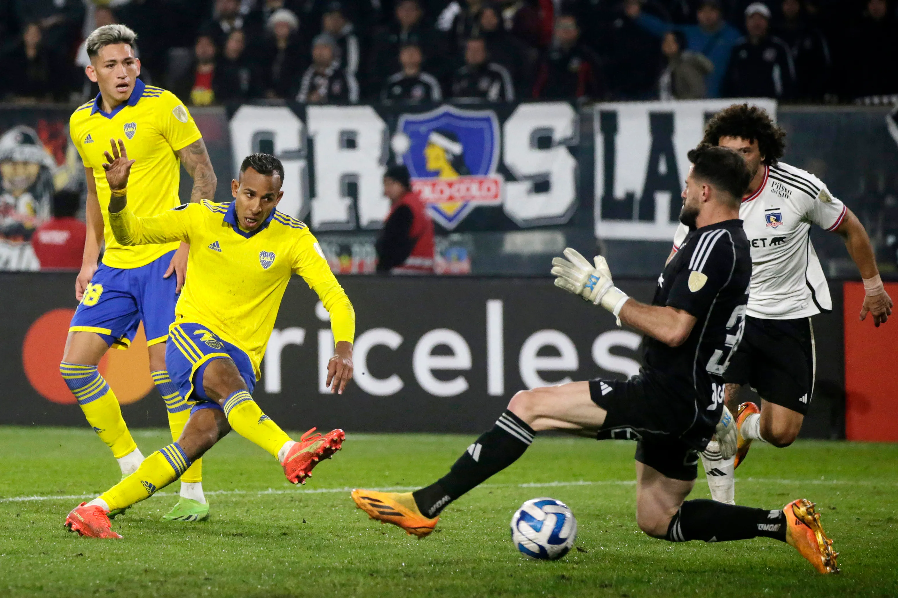 Sebastián Villa enfrentando a Colo Colo por la Copa Libertadores | FOTO: Marcelo Hernandez/Getty Images