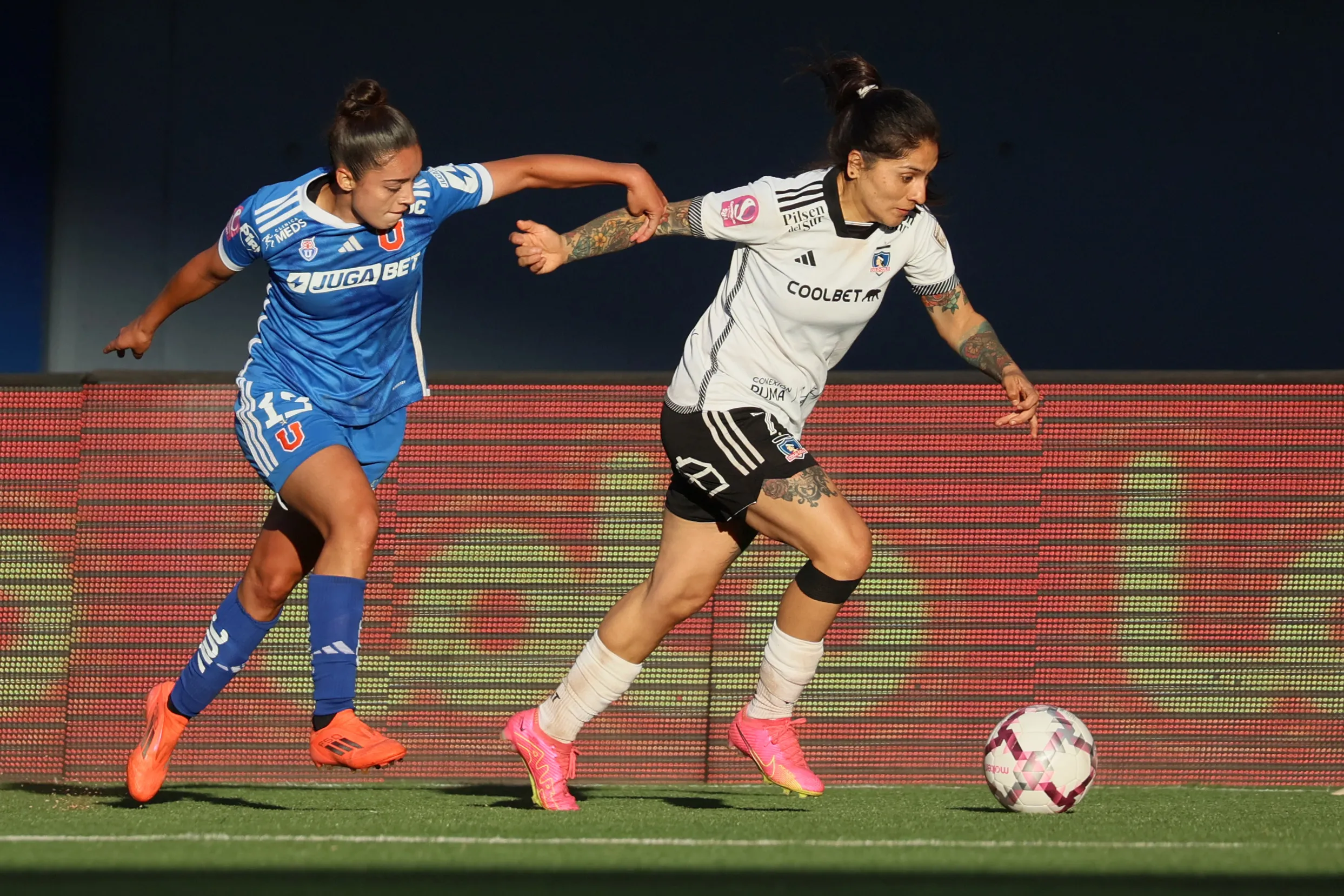 Albas y Azules se miden en la gran final del fútbol femenino (Foto: Dragomir Yankovic/Photosport)