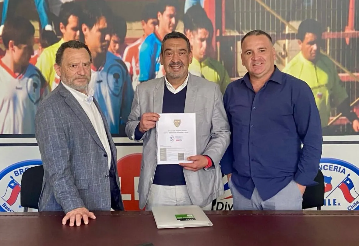 Los dirigentes de Fernández Vial postulando al equipo en ANFA. (Foto: @fernandezvialcd)