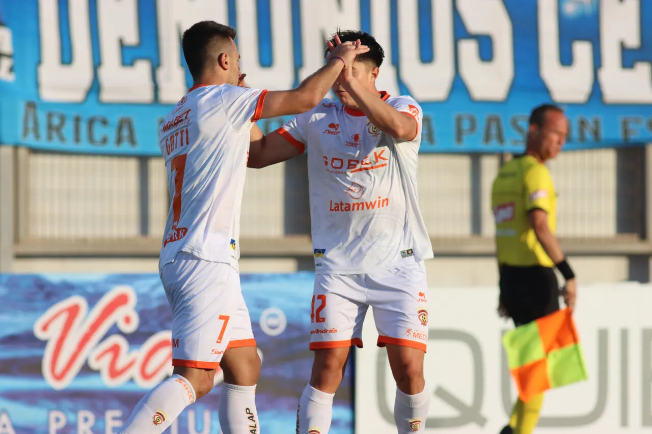 Gustavo Gotti festejando el empate transitorio de Cobreloa ante San Marcos (Photosport).