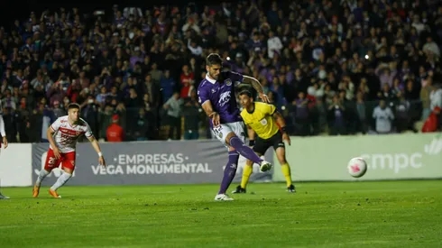 Joaquín Larrivey anotó de penal el gol del triunfo lila.