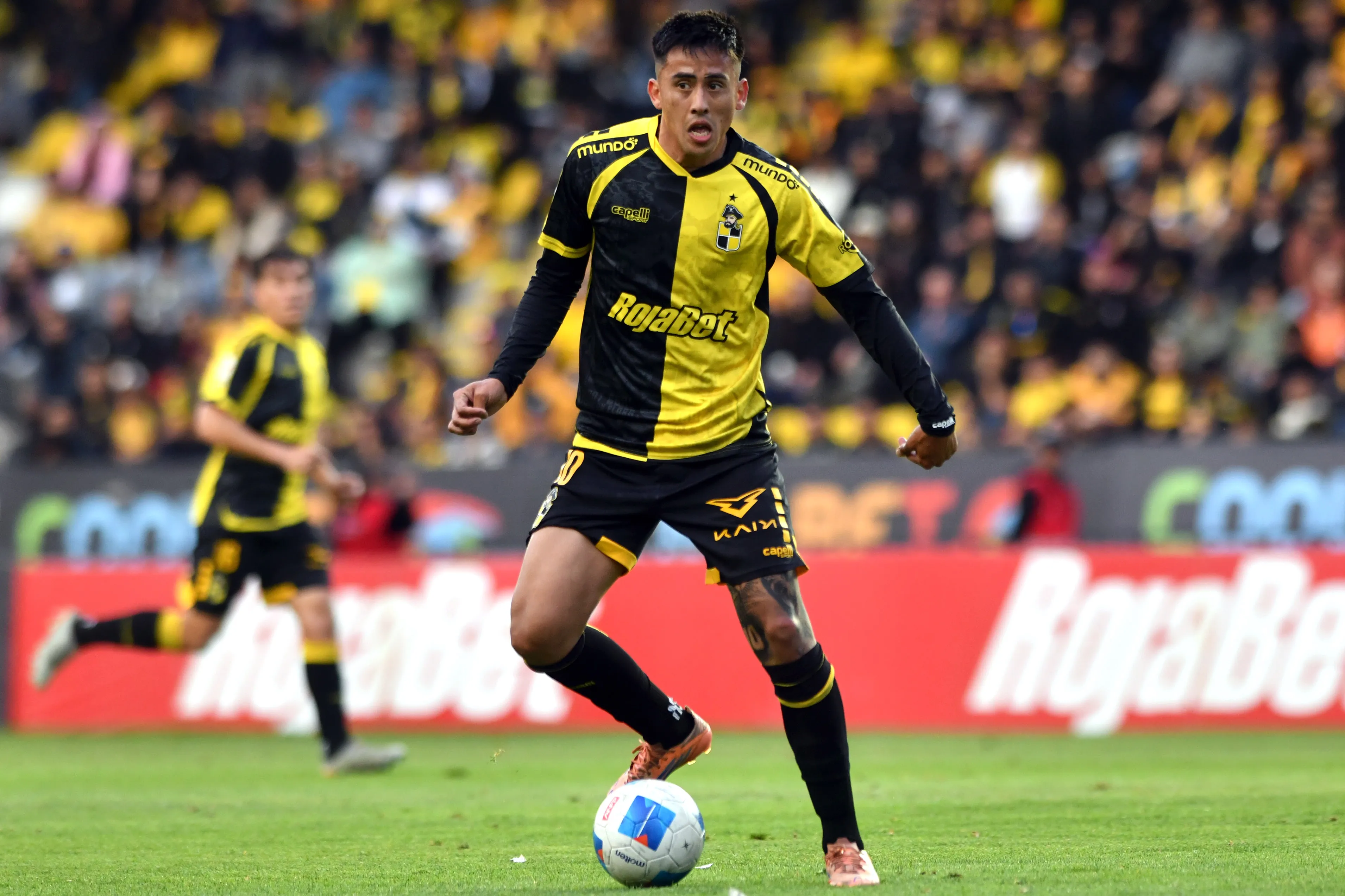 Matías Palavecino registra 20 participaciones de gol (7 tantos y 13 asistencias), números que reflejan su influencia y jerarquía en los Piratas | FOTO: Alejandro Pizarro Ubilla/Photosport