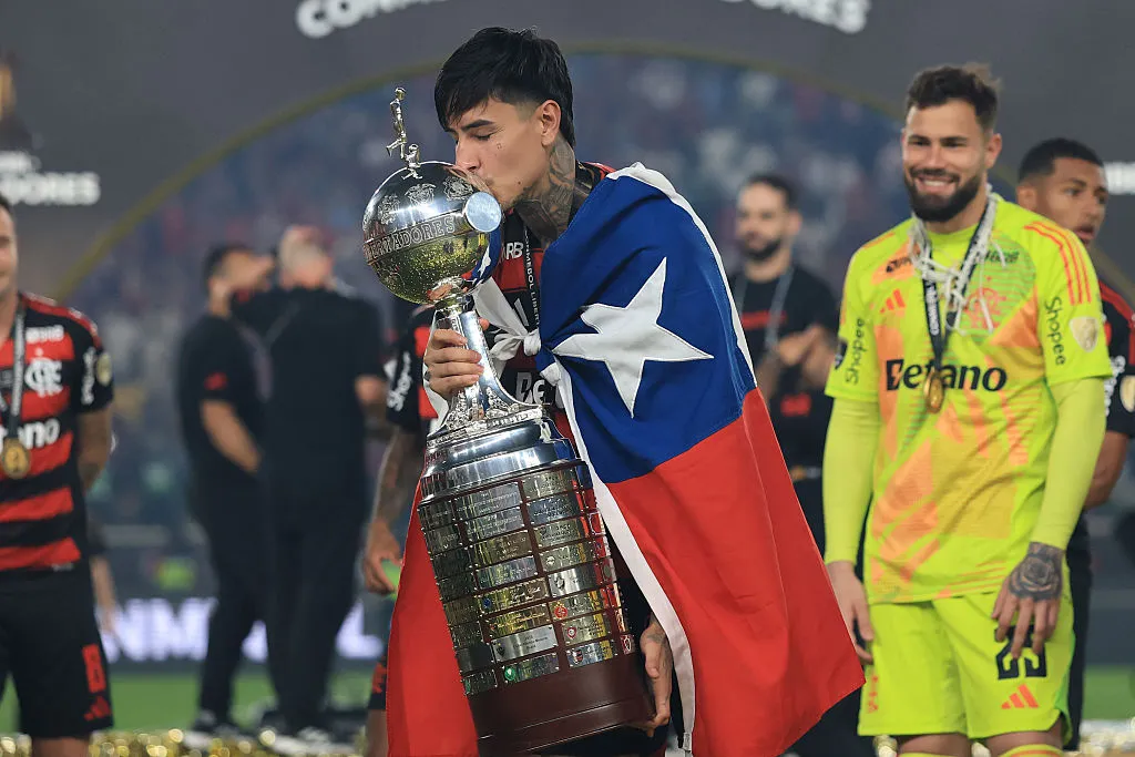 LIMA, PERU – NOVEMBER 29: Erick Pulgar of Flamengo celebrates with the trophy after winning the 2025 Copa CONMEBOL Libertadores Final match between Palmeiras and Flamengo at Estadio Monumental on November 29, 2025 in Lima, Peru.  (Photo by Buda Mendes/Getty Images)