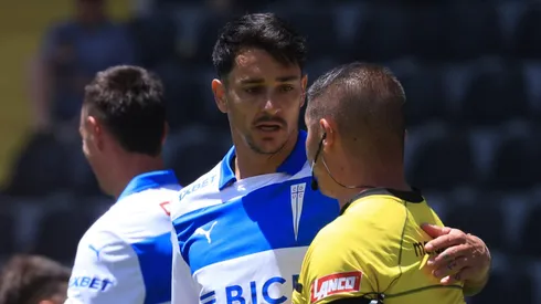 Zampedri junto el árbitro Galaz en pleno partido de Huachipato vs. la UC.