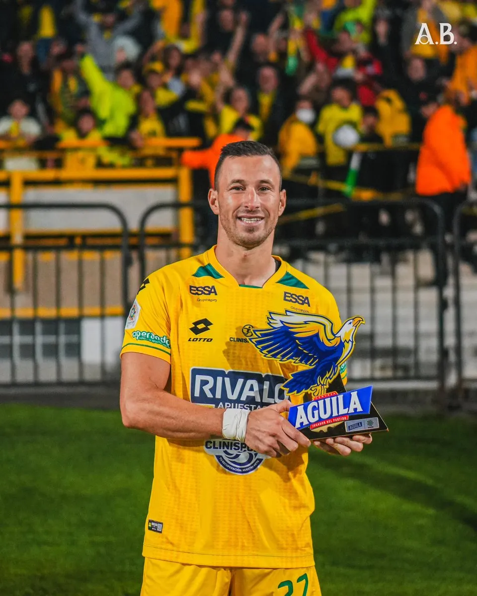 Luciano Pons recibiendo el premio la Estrella Aguila del partido ante Fortaleza | FOTO: Atlético Bucaramanga