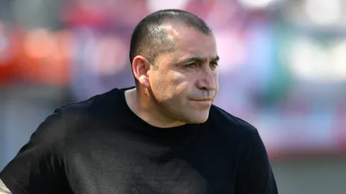 Muñoz remueve el mercado: tres clubes van por el cotizado técnico chileno