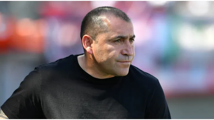 Muñoz remueve el mercado: tres clubes van por el cotizado técnico chileno