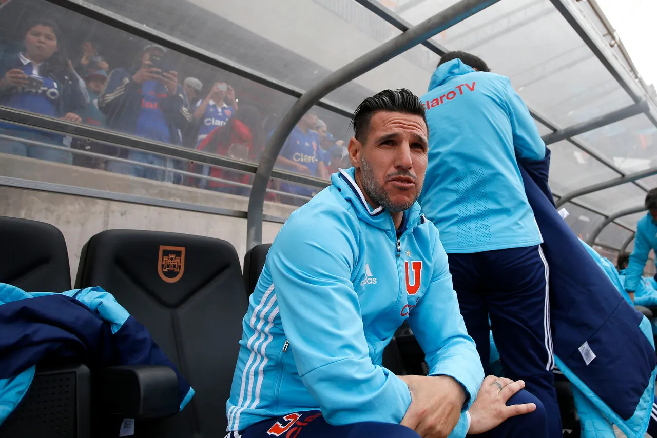 Nicolás Diez ya estuvo con el buzo de la U en 2016 como ayudante de Beccacece (Photosport).