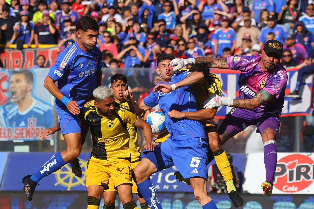 La U no pudo ante el flamante campeón (Photosport).