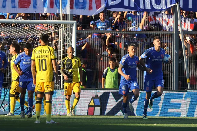 Charles Aránguiz convirtió el gol del empate para la U ante Coquimbo (Photosport).