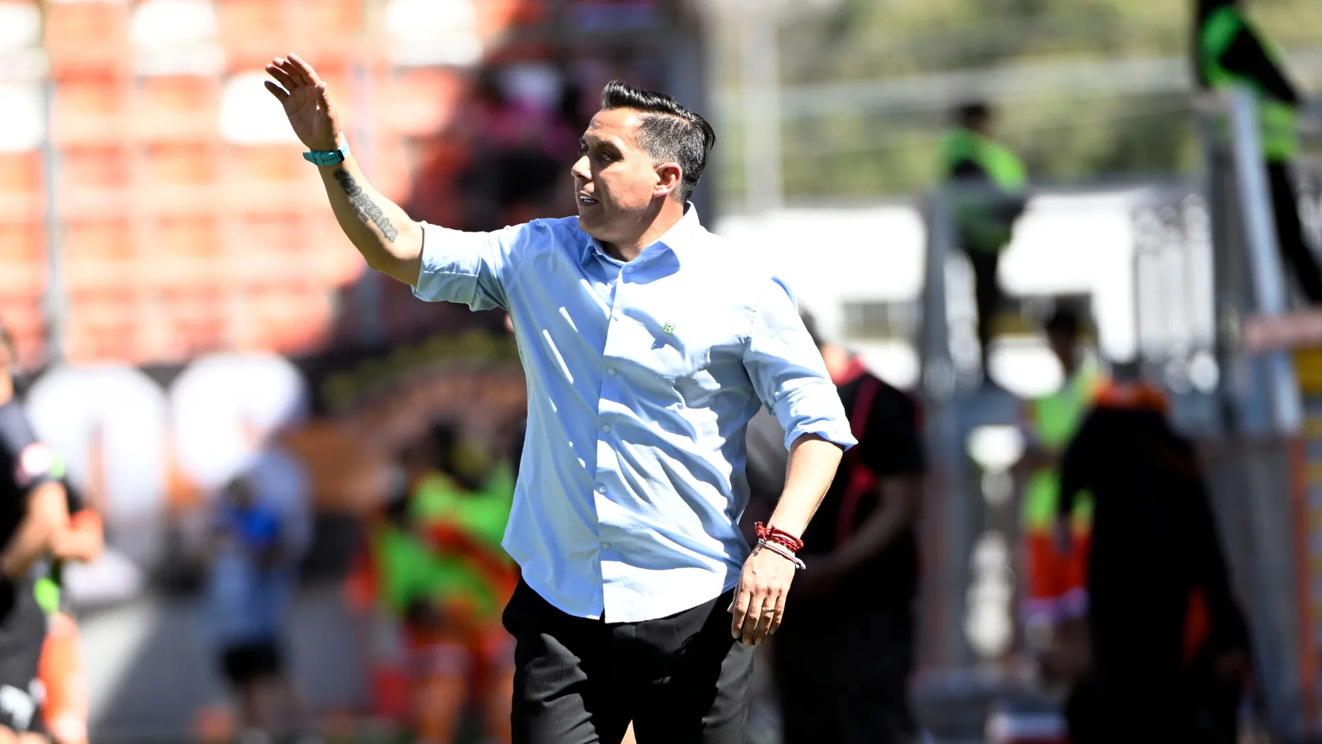 Arturo Sanhueza se mantendrá dirigiendo a Deportes Temuco en Primera B. (Imagen: Photosport)