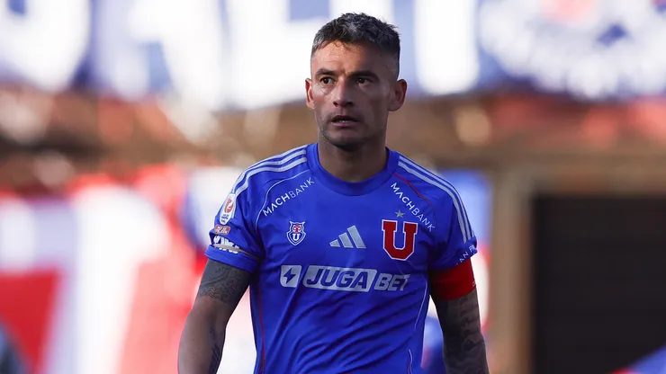Charles Aránguiz fue elegido como el mejor jugador de la Liga de Primera 2025 en la Gala Crack. (Imagen: Photosport)