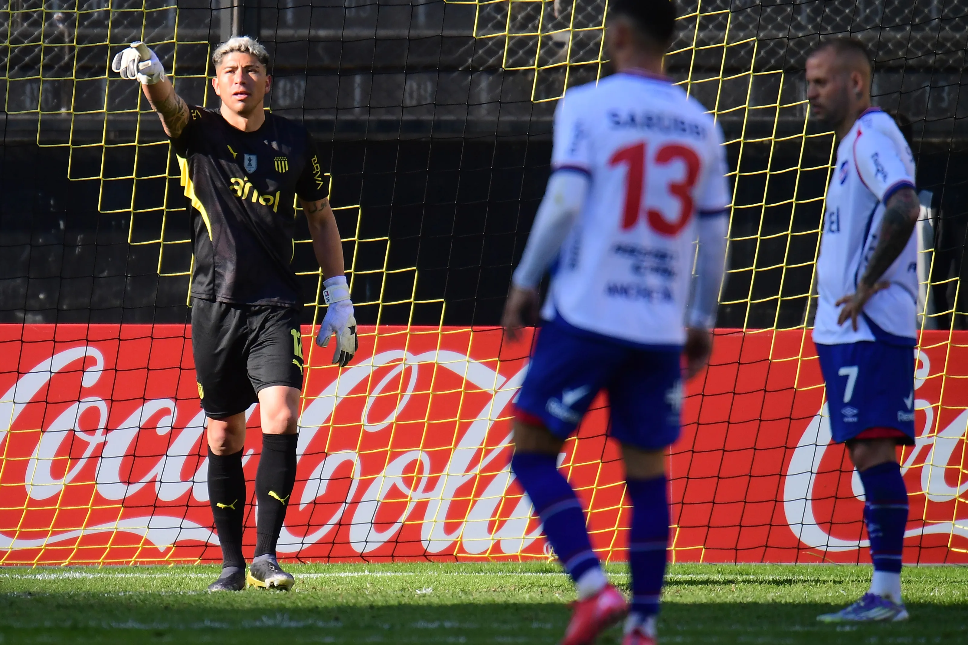 Brayan Cortés y Peñarol perdieron el título del fútbol uruguayo ante el clásico rival. (Foto: Dante Fernandez/FocoUy/Photosport)