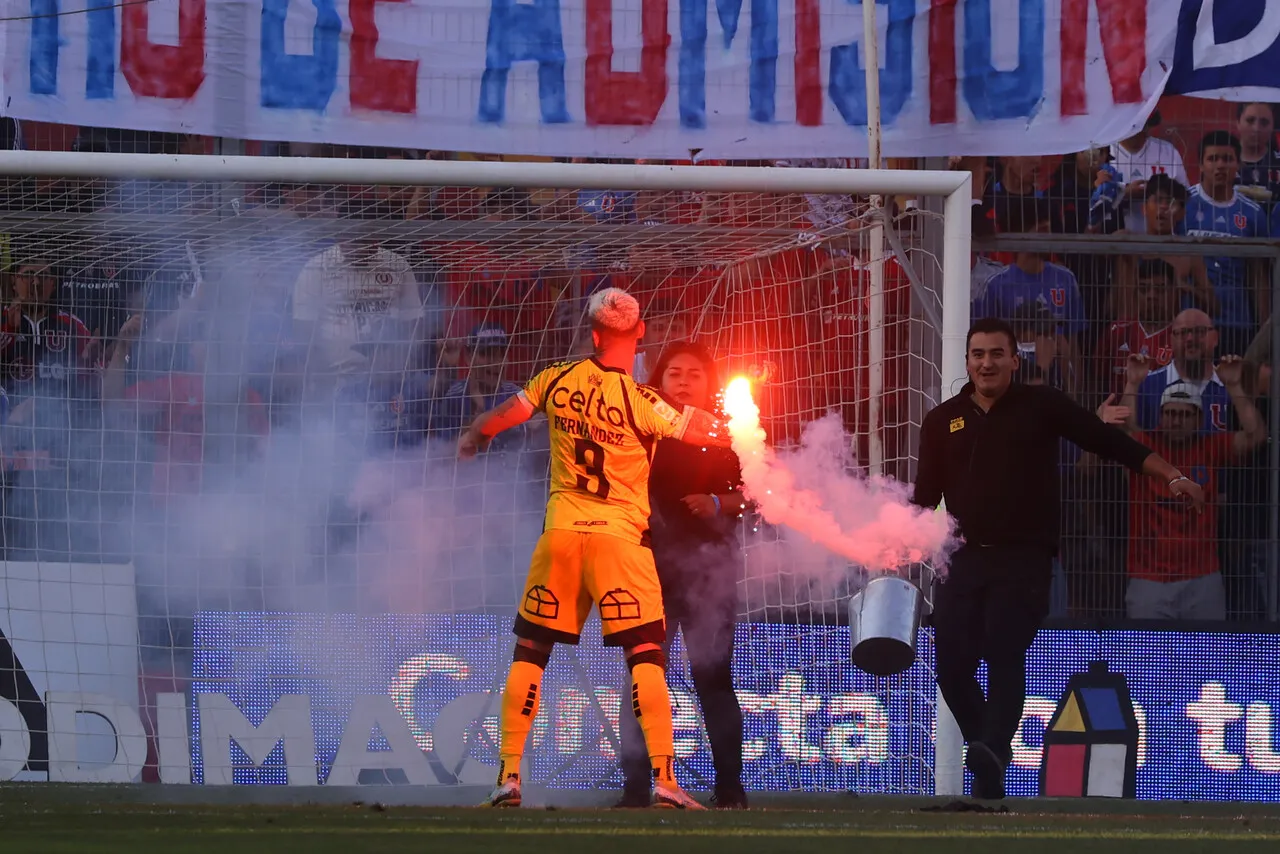 Hinchas de la U lanzaron bengalas al campo de juego. | Foto: Photosport