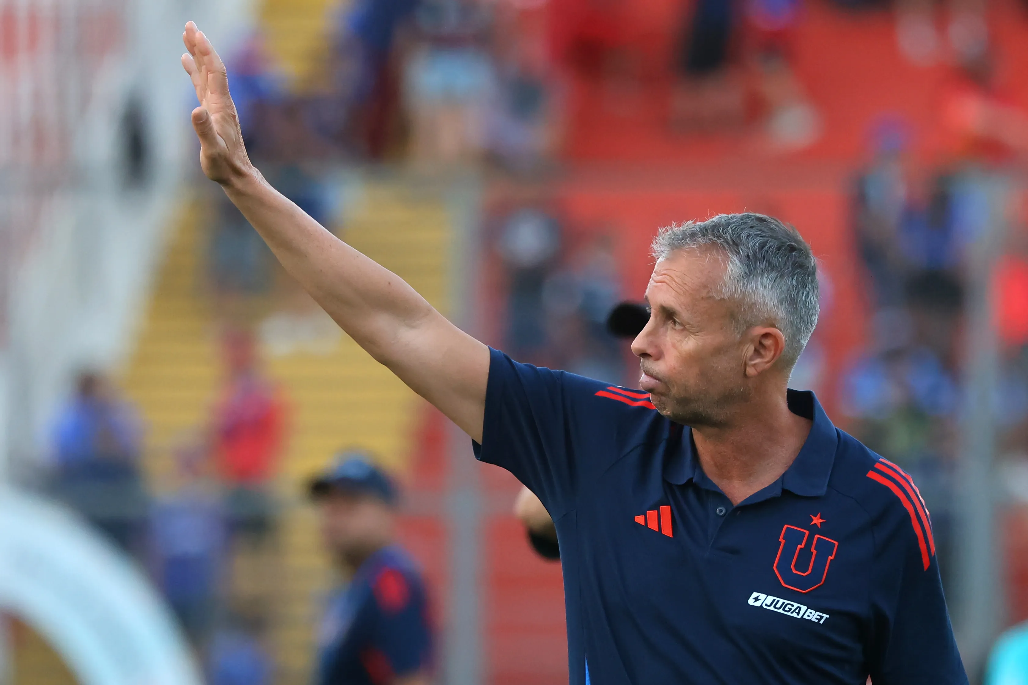 Gustavo Álvarez despidiéndose de los hinchas de la U que llegaron hasta el estadio Santa Laura | FOTO: Jonnathan Oyarzun/Photosport