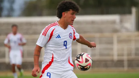 Favian Loyola vistiendo la camiseta de La Roja Sub 20.
