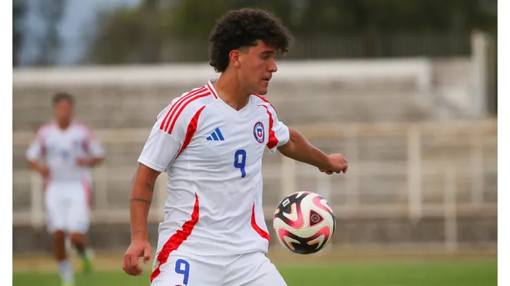 Favian Loyola vistiendo la camiseta de La Roja Sub 20.