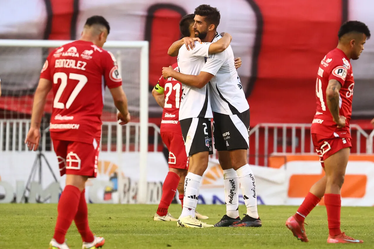 Guarello adelanta maletín albo. | Foto: Photosport