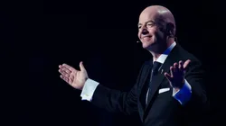 Infantino le da el vamos al sorteo.