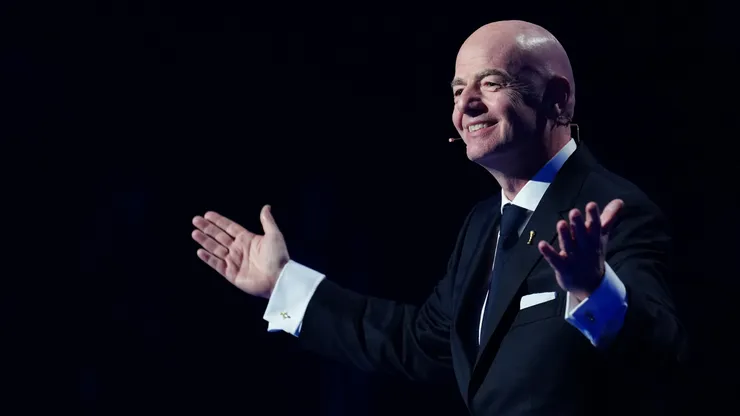 Infantino le da el vamos al sorteo.