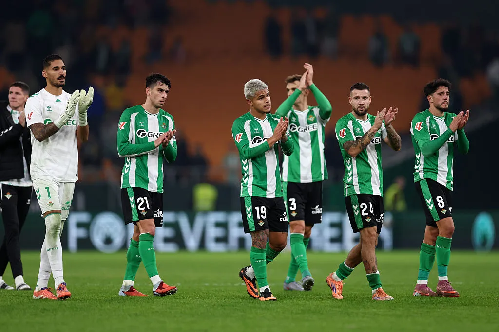 SEVILLE, SPAIN – DECEMBER 06: Players of Real Betis applauds the fans following the LaLiga EA Sports match between Real Betis Balompie and FC Barcelona at Estadio La Cartuja on December 06, 2025 in Seville, Spain. (Photo by Fran Santiago/Getty Images)