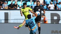 Hinchas de la U apuntan a uno de los jugadores en el partido ante Deportes Iquique.(Foto: Alex Díaz/Photosport)
