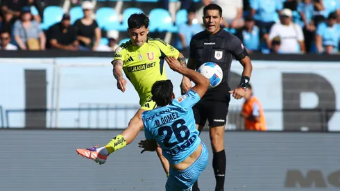 Hinchas de la U apuntan a uno de los jugadores en el partido ante Deportes Iquique.(Foto: Alex Díaz/Photosport)