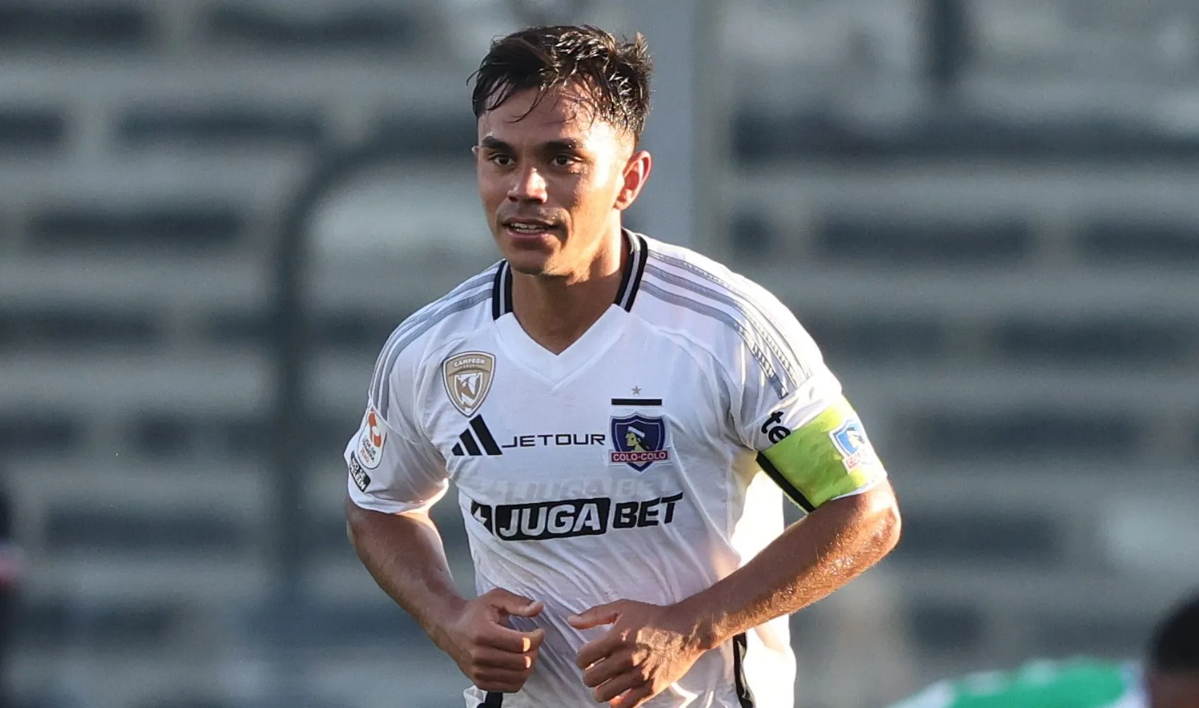 Vicente Pizarro dejaría poco más de dos millones de dólares en las arcas albas tras su inminente traspaso a Rosario Central (Foto: Photosport)