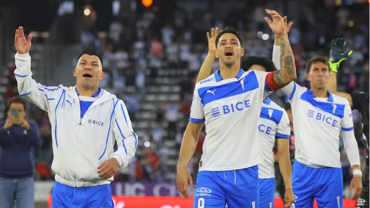 Futbol, Universidad Catolica vs Union La Calera Fecha 30, Liga de primera 2025. Los jugadores de Universidad Catolica celebran el triunfo durante un partido de la liga de primera contra Union La Calera disputado en el estadio Claro Arena de Santiago, Chile. 06/12/2025 Jonnathan Oyarzun/Photosport Football, Universidad Catolica vs Union La Calera 30th turn, 2025 First division league. Universidad Catolica’s players reacts after winning during first division league match against Union La Calera at the Claro Arena stadium in Santiago, Chile. 06/12/2025 Jonnathan Oyarzun/Photosport
