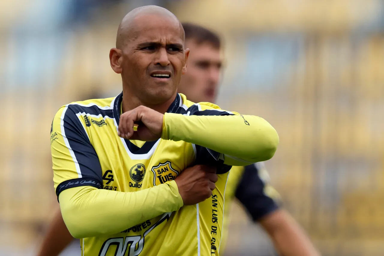 Humberto Suazo debutará como DT en el profesionalismo en 2026 (Photosport).