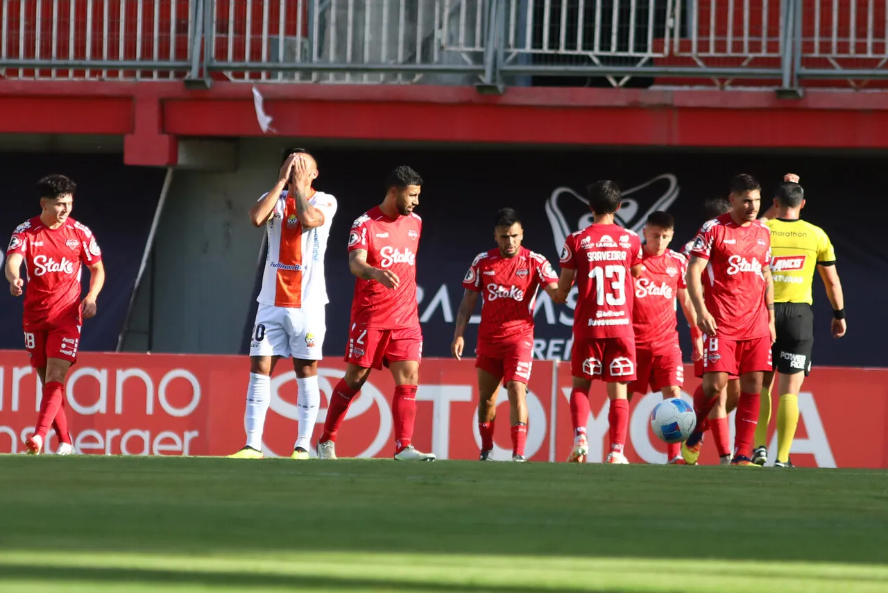 Cobresal cayó goleado ante Ñublense y le dejó en bandeja la clasificación a Colo Colo (Photosport).