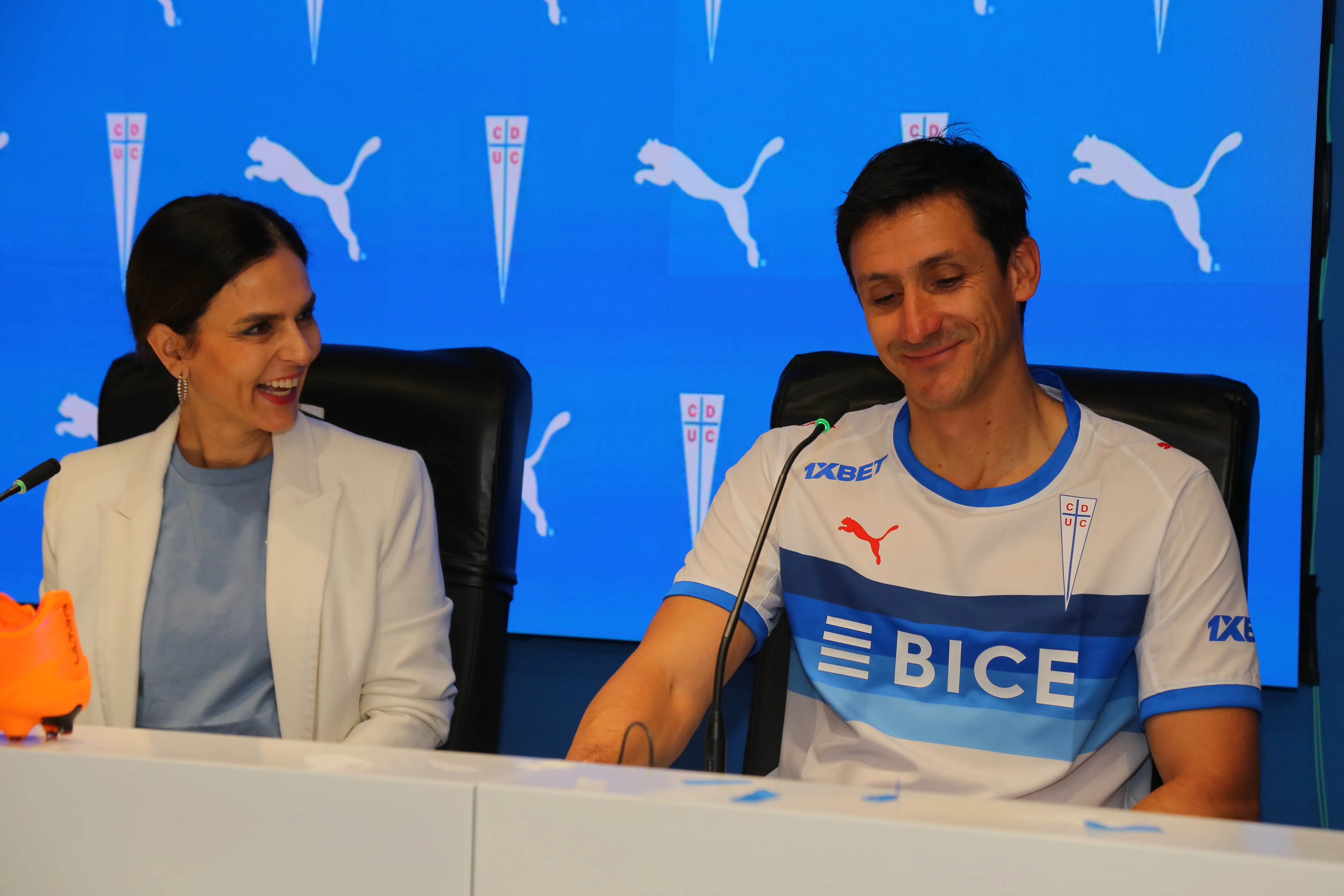 El histórico Milovan Mirosevic estuvo en la presentación de la nueva camiseta de la UC. (Foto: Puma Chile)