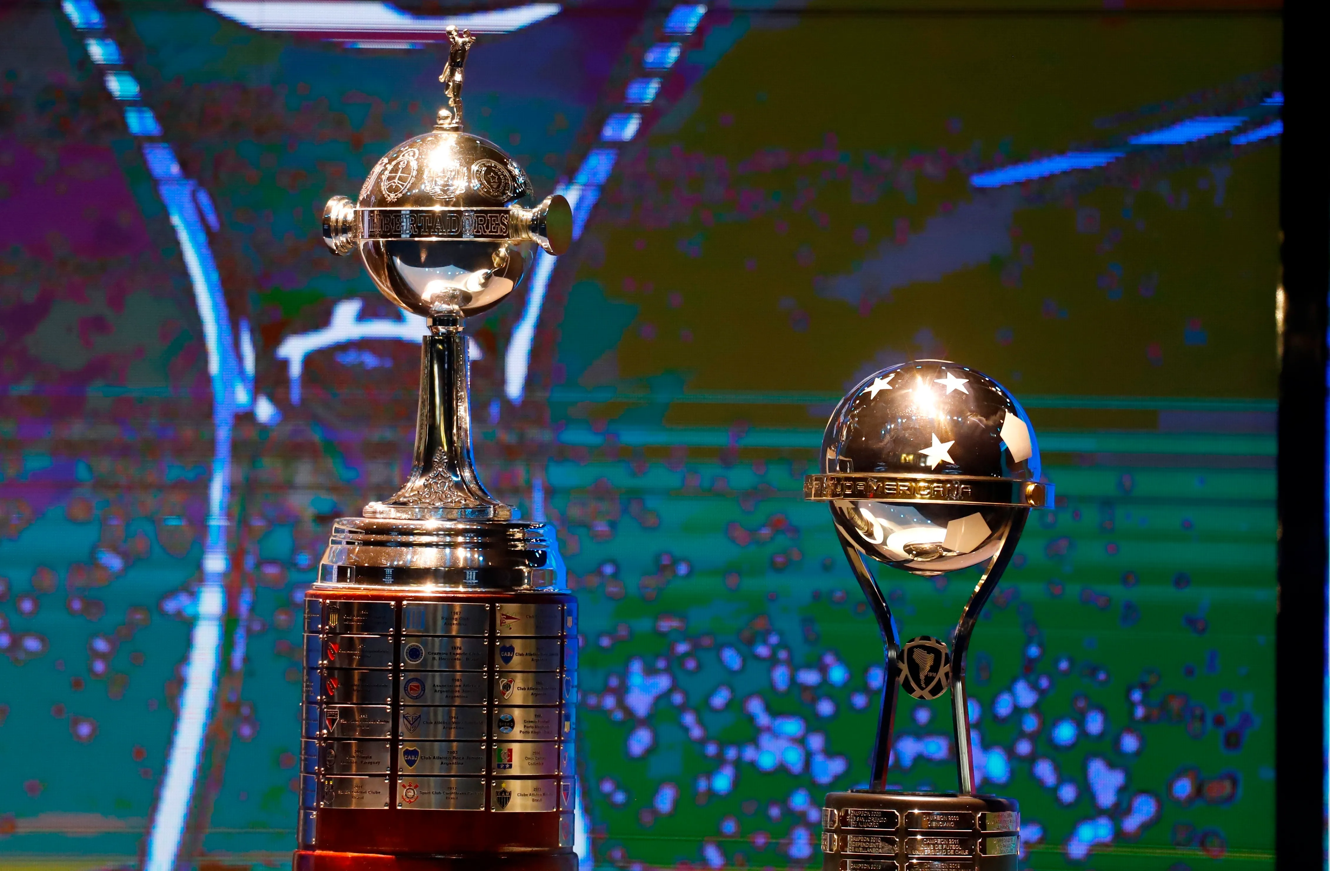 Fotografía de archivo de los trofeos de la Copa Libertadores (i) y Copa Sudamericana. EFE/Nathalia Aguilar/Archivo