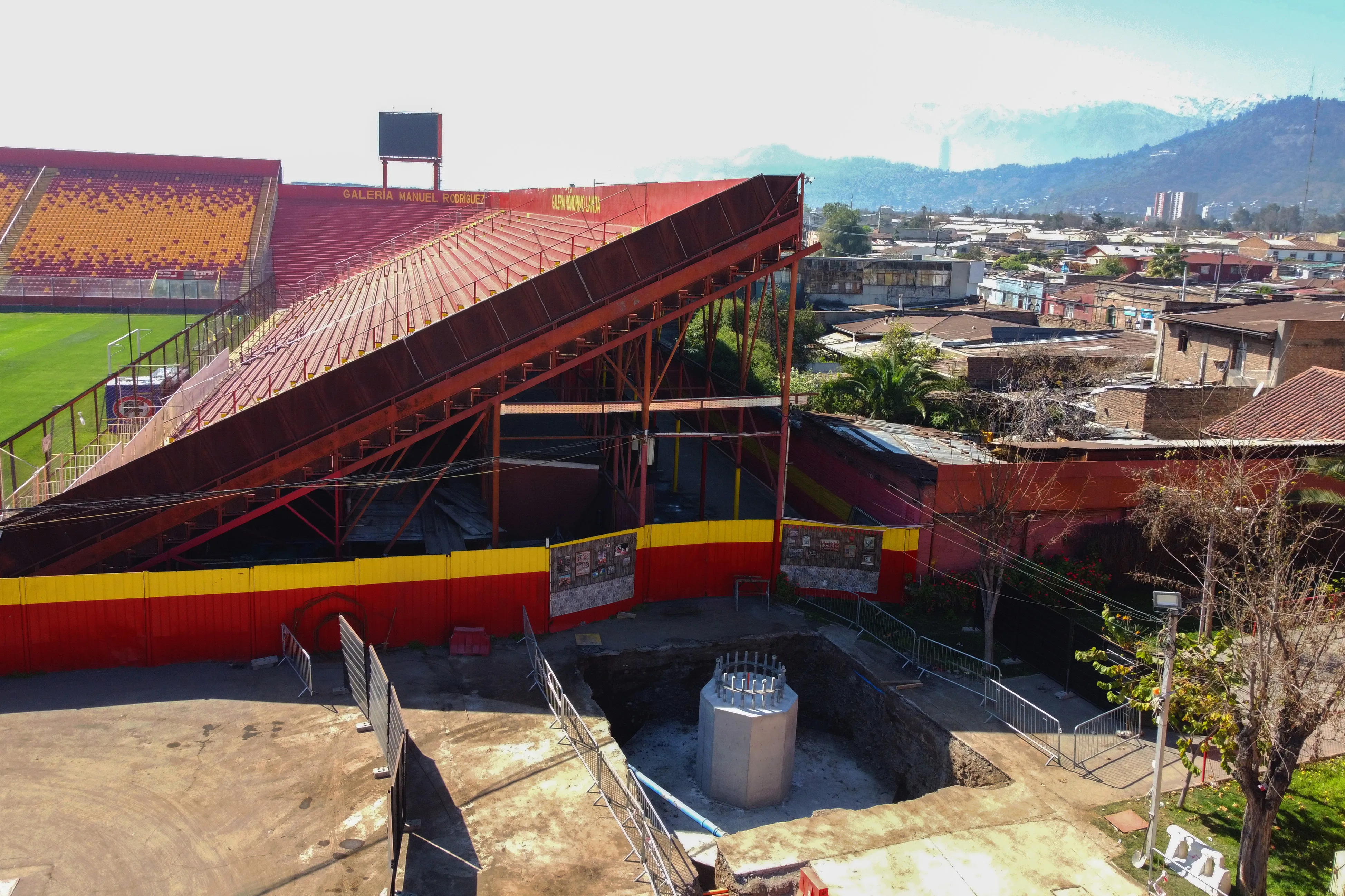 Ya estarían listas las torres para las nuevas luminarias del Estadio Santa Laura. (Foto: Dragomir Yankovic/Photosport)