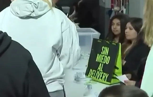 Arturo Vidal sorprendió a vocales con hamburguesas de regalo (Foto: captura)