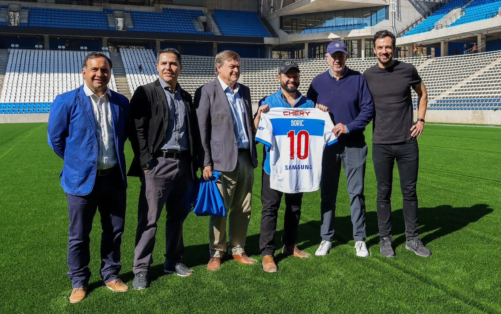 Gabriel Boric en el nuevo estadio Claro Arena de Universidad Católica. (Foto: Tomás Vodanovic)