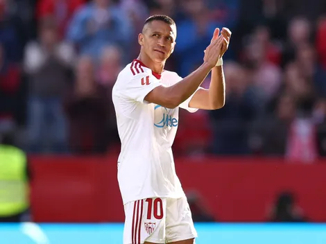 El DT del Sevilla le hacen un monumento a Alexis Sánchez