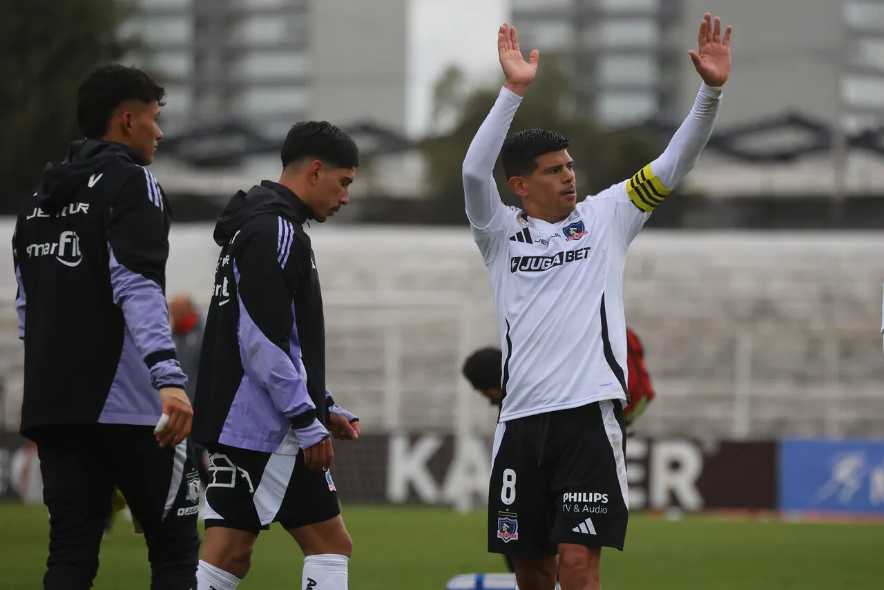 Esteban Pavez le quiere demostrar a Fernando Ortiz en Colo Colo. | Foto: Photosport