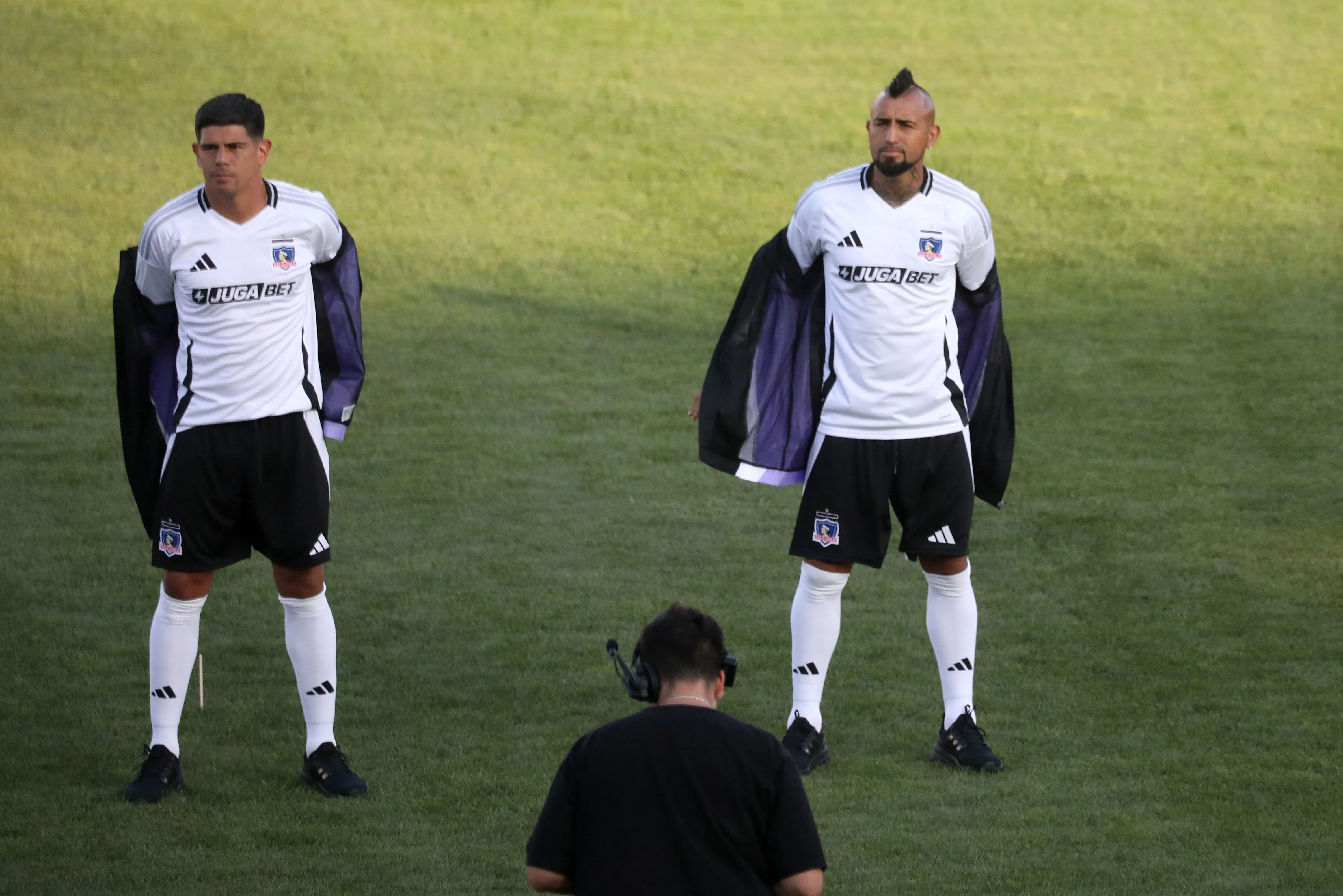 Pavez y Vidal son los dos más criticados por la parcialidad alba | FOTO: Javier Salvo/Photosport