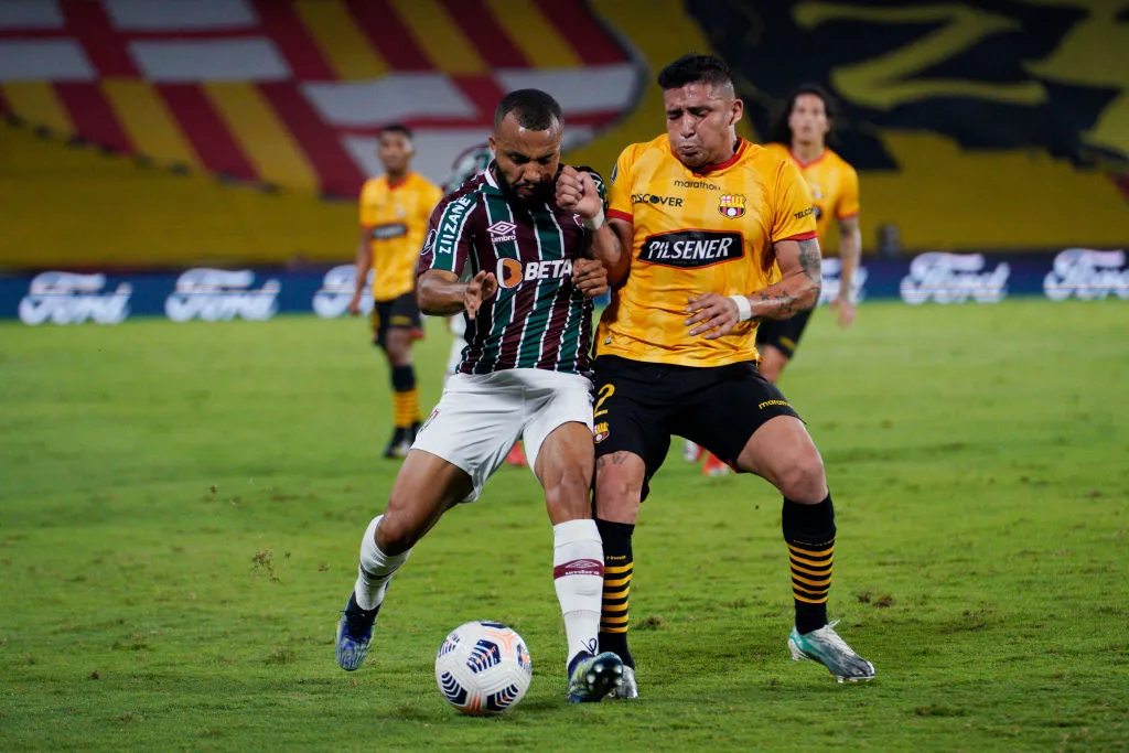 al MaGUAYAQUIL, ECUADOR – AUGUST 19: Mario Pineida of Barcelona SC fights for the ball with Samuel Xavier of Fluminense during a quarter final second leg match between Barcelona SC and Fluminense as part of Copa CONMEBOL Libertadores 2021 at Estadio Monumental Banco Pichincha on August 19, 2021 in Guayaquil, Ecuador. (Photo by Santiago Arcos-Pool/Getty Images)