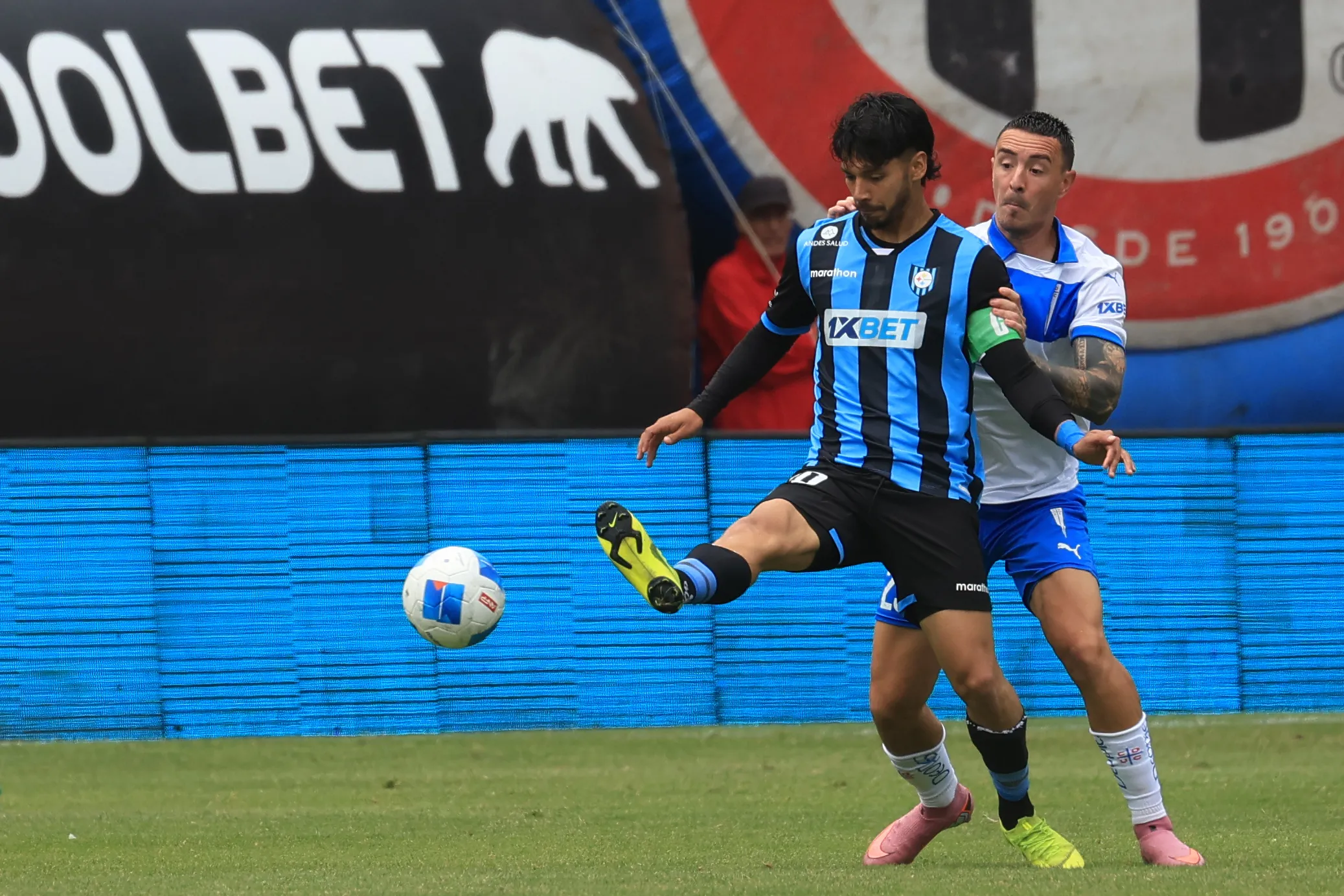 Futbol, Huachipato vs Universidad Catolica
Vigesimonovena fecha, campeonato Nacional 2025.
El jugador de Huachipato Jimmy Martinez, izquierda, juega el balon contra Universidad Catolica durante el partido de primera division disputado en el estadio CAP de Talcahuano, Chile.
29/11/2025
Eduardo Fortes/Photosport

Football, Huachipato vs Universidad Catolica
29th date, 2025 National Championship.
Huachipato Jimmy Martinez player, left, play the ball against Universidad Catolica during the first division match played at the CAP stadium in Talcahuano, Chile.
29/11/2025
Eduardo Fortes/Photosport