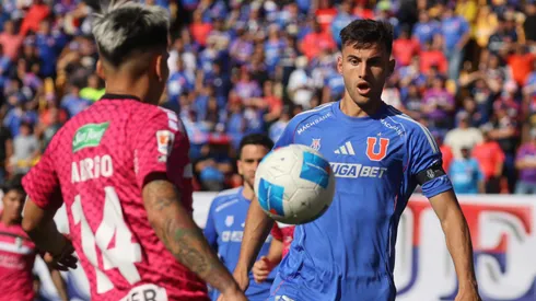 La U va a la carga por una figura de Palestino. (Foto: Dragomir Yankovic/Photosport)