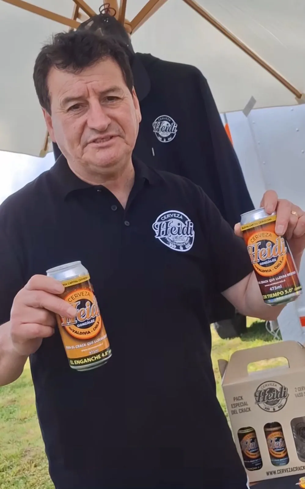 Pedro ‘Heidi’ González mostrando su marca de cervezas.