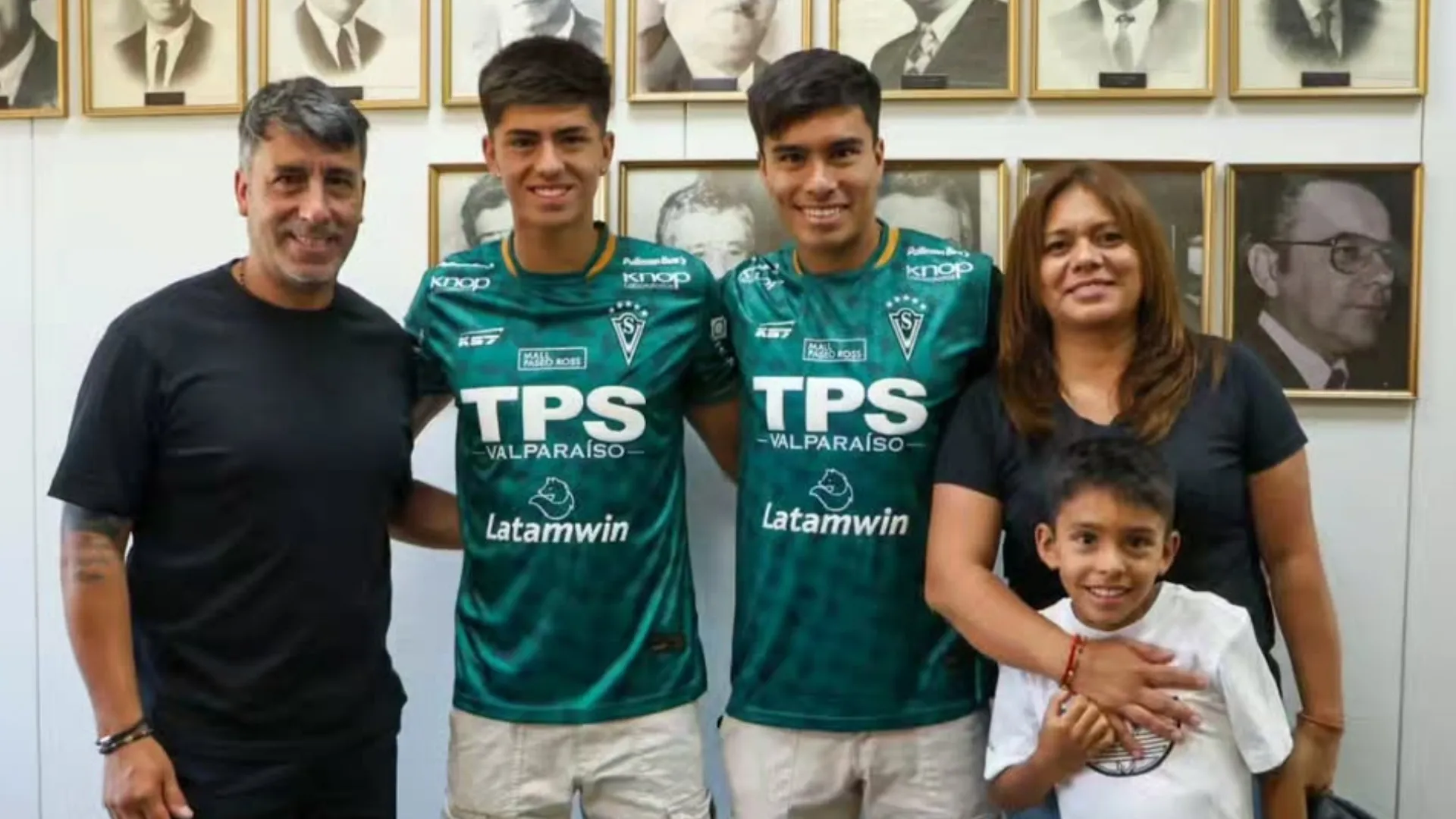 Martín y Cristóbal Villarroel firmaron su contrato en el Decano (@WandererOficial).