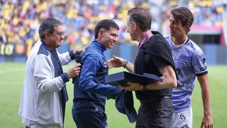 Matías Fernández fue homenajeado en Ecuador. (Foto: @IDV_EC)