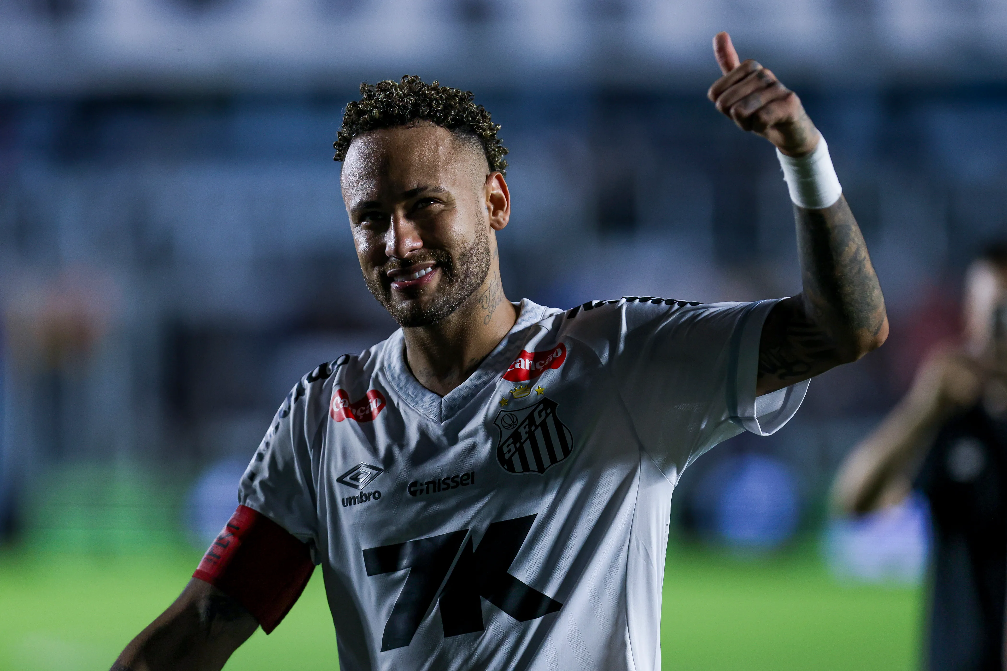 Neymar espera con los brazos abiertos a Felipe Loyola en Santos. (Foto: Ricardo Moreira/Getty Images)