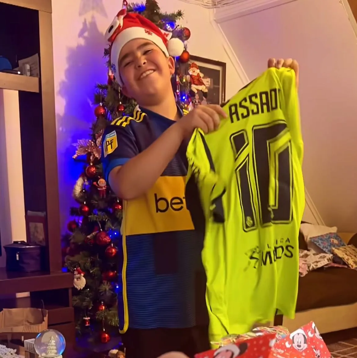 Bruno quedó feliz con la camiseta de Assadi | Foto: Captura