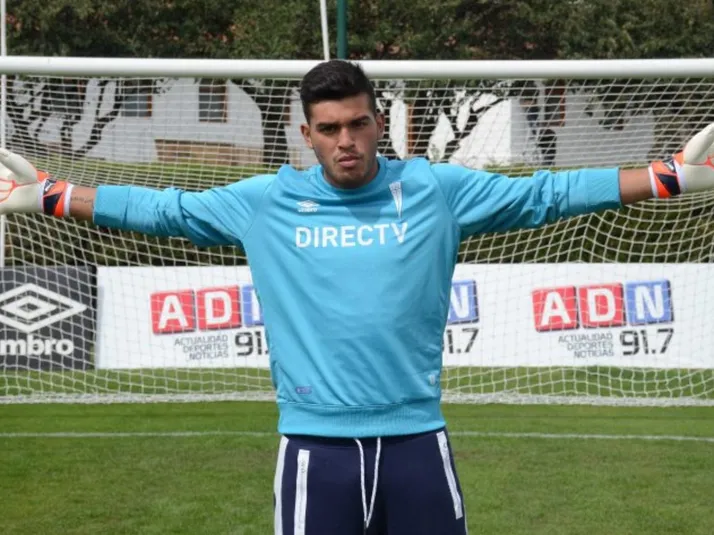 Arquero chileno formado en la UC renueva contrato en Perú