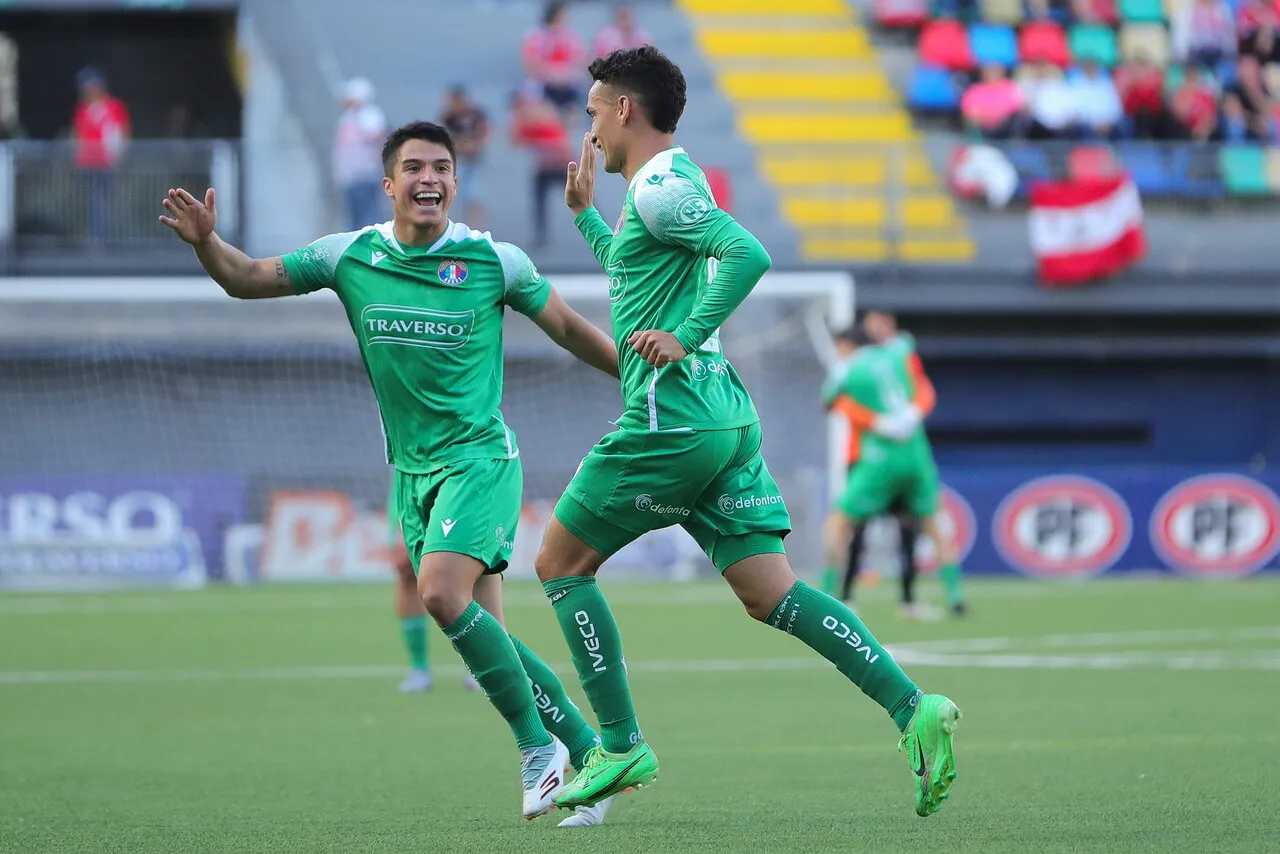Michael Vadulli sería el nuevo as bajo la manga en Universidad Católica ante el incierto panorama con Eduard Bello (Foto: Photosport)